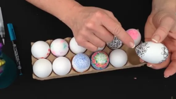 Ideas for tangling and decorating plastic Easter eggs